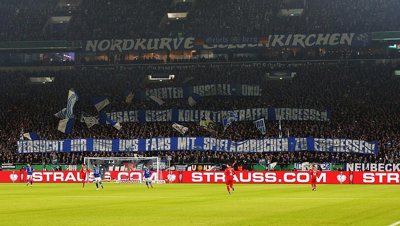 Banner in der Schalker Fankurve: Die S04-Anhänger machen ihrem Unmut über den Deutschen Fußball-Bund Luft. Banner in der Schalker Fankurve: Die S04-Anhänger machen ihrem Unmut über den Deutschen Fußball-Bund Luft.