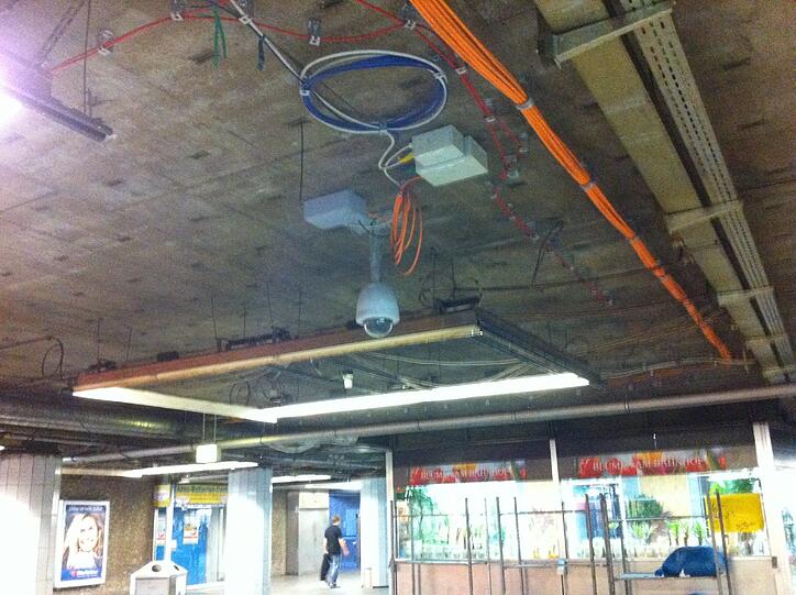 Die offene Decke, wo Rohre neu verlegt werden.