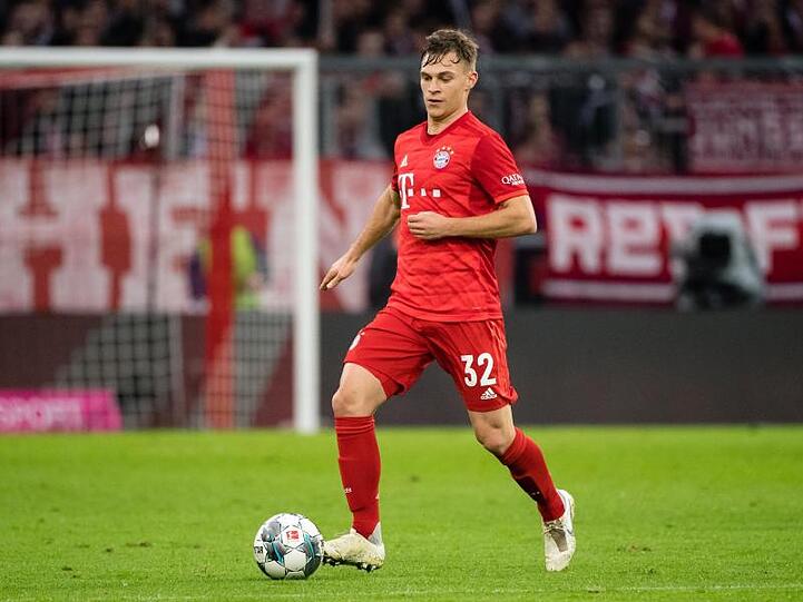 Joshua Kimmich vom FC Bayern München spielt den Ball. Foto: Matthias Balk/dpa/Archivbild