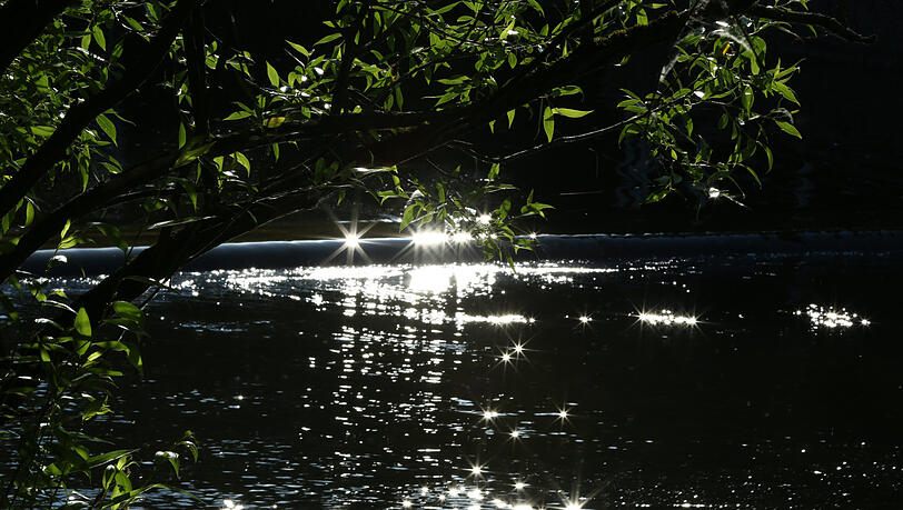 Was für eine prächtige Morgenstimmung am Schwabinger See: Es funkelt und glitzert. Was für eine prächtige Morgenstimmung am Schwabinger See: Es funkelt und glitzert.