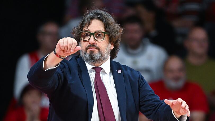 Trainer Andrea Trinchieri von München verfolgt das Spiel.