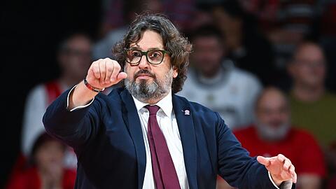 Trainer Andrea Trinchieri von München verfolgt das Spiel.