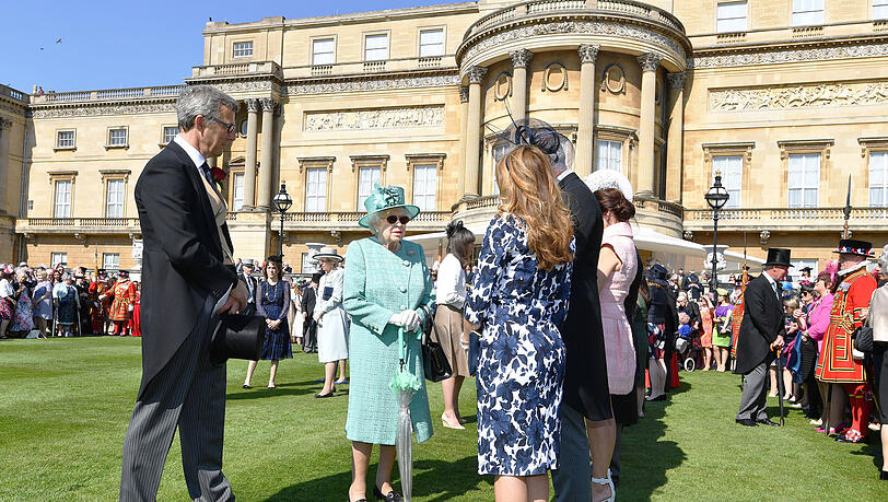 Die verstorbene Queen Elizabeth II. bei einem Gartenfest im Buckingham Palast. Die verstorbene Queen Elizabeth II. bei einem Gartenfest im Buckingham Palast.