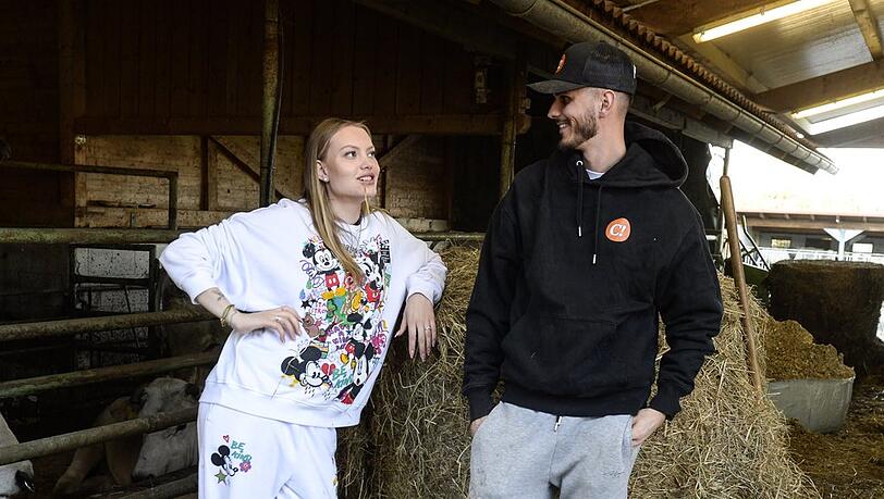 Cheyenne und Nico laden auf ihren Hof.