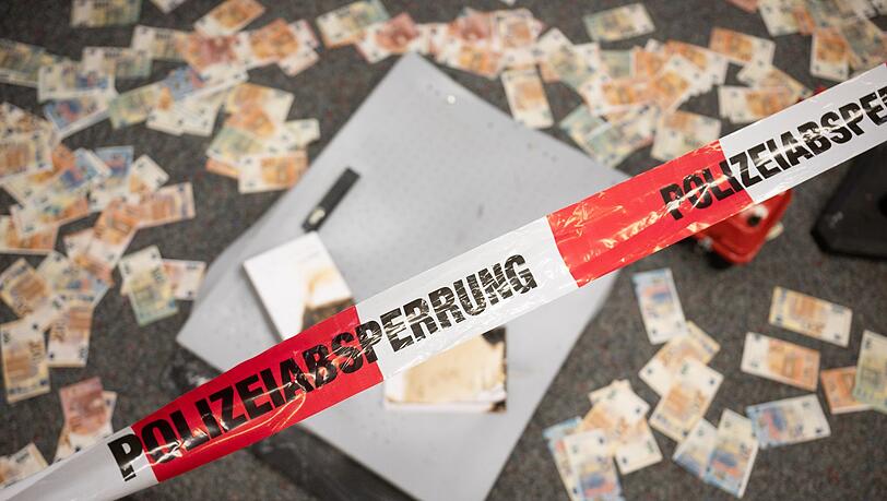 Musterbanknoten liegen im LKA Hessen vor einem zu Testzwecken gesprengten Geldautomat.