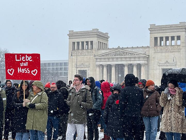 Bei der spontanen Gegendemonstration haben sich ca 700 Teilnehmende laut Polizei eingefunden.