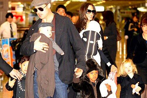 Brad Pitt, Angelina Jolie, Pax, Zahara, Shiloh und die Zwillingen (v.r.n.l)