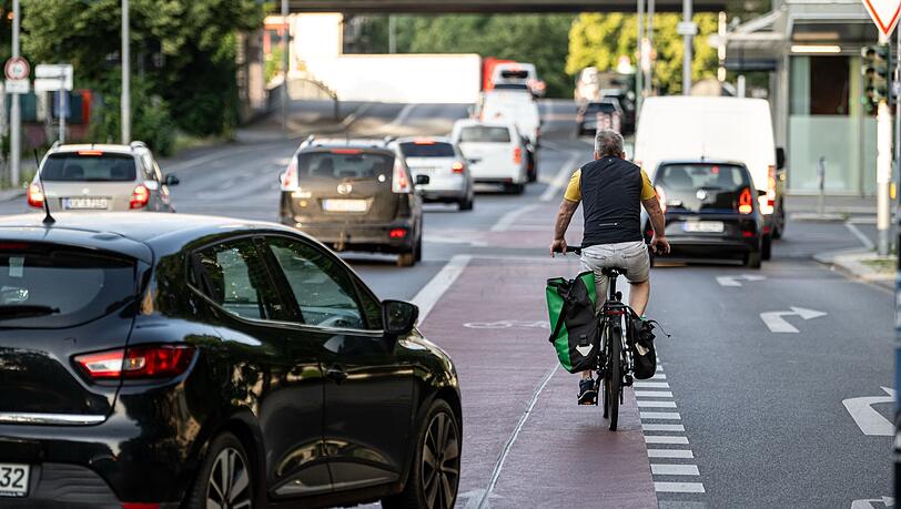 Besonders der oft zu geringe Abstand von Autos beim Überholen wurde von Radlern in Bayern kritisiert.