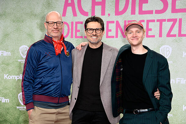 Joachim Meyerhoff, Simon Verhoeven und Bruno Alexander bei der Premiere des Films "Ach, diese L&uuml;cke, diese entsetzliche L&uuml;cke" in Berlin. Verhoevens  Mutter Senta Berger konnte nicht dabei sein.