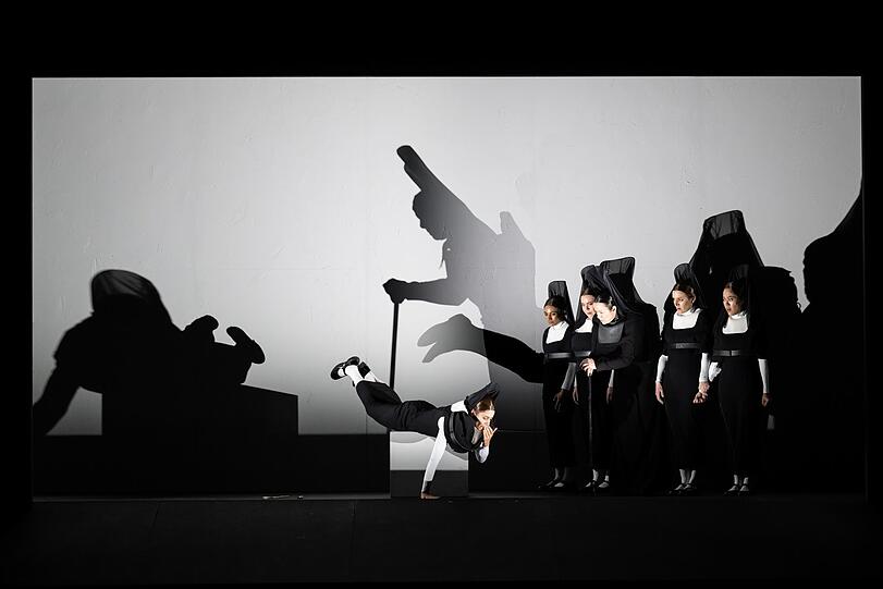 Unruhe in der Erstarrung: (v.li.) Evelyne Gugolz, Naffie Janha, Alexandra Juschkewitsch, Katja Jung Lisa Stiegler, Felicia Chin-Malenski.