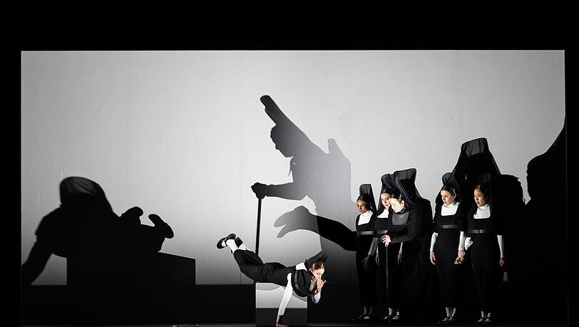 Unruhe in der Erstarrung: (v.li.) Evelyne Gugolz, Naffie Janha, Alexandra Juschkewitsch, Katja Jung Lisa Stiegler, Felicia Chin-Malenski. Unruhe in der Erstarrung: (v.li.) Evelyne Gugolz, Naffie Janha, Alexandra Juschkewitsch, Katja Jung Lisa Stiegler, Felicia Chin-Malenski.