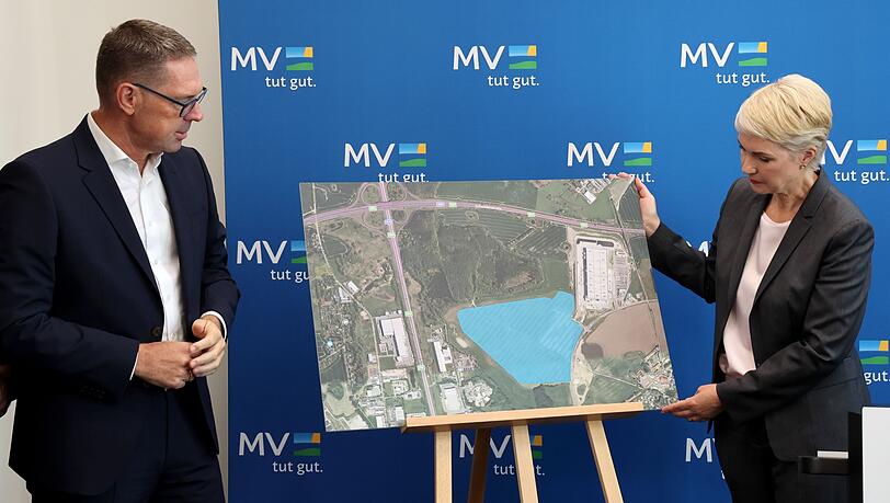 Schwarz-Chef Chrzanowski und Mecklenburg-Vorpommerns Ministerpr&auml;sidentin Schwesig stellen den Plan f&uuml;r das neue Rechenzentrum bei Rostock vor.