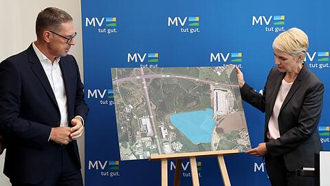 Schwarz-Chef Chrzanowski und Mecklenburg-Vorpommerns Ministerpr&auml;sidentin Schwesig stellen den Plan f&uuml;r das neue Rechenzentrum bei Rostock vor.