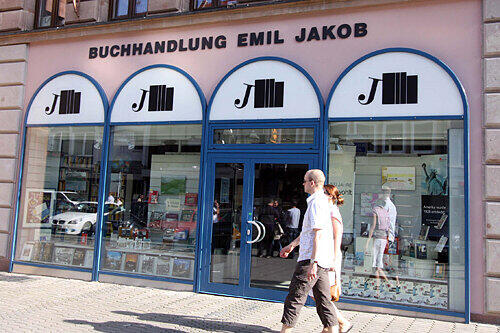 Schließt: die Buchhandlung Jakob am Hefnersplatz.