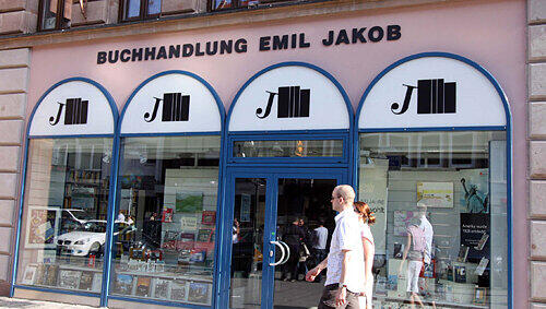 Schließt: die Buchhandlung Jakob am Hefnersplatz. Schließt: die Buchhandlung Jakob am Hefnersplatz.