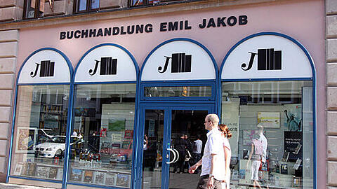 Schließt: die Buchhandlung Jakob am Hefnersplatz.