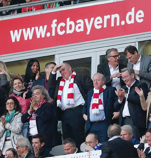 Am Samstag war Uli Hoeneß zum ersten Mal nach seiner Verurteilung wieder im Stadion. Die Bilder!