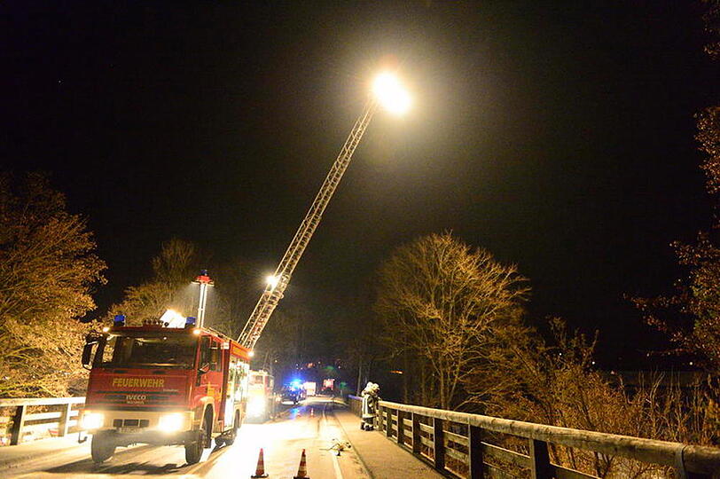 Schrecklicher Unfall bei Waging am See: Ein Auto fällt von einer Brücke. Die beiden Insassen werden schwer verletzt. Die Bilder von der Bergung...