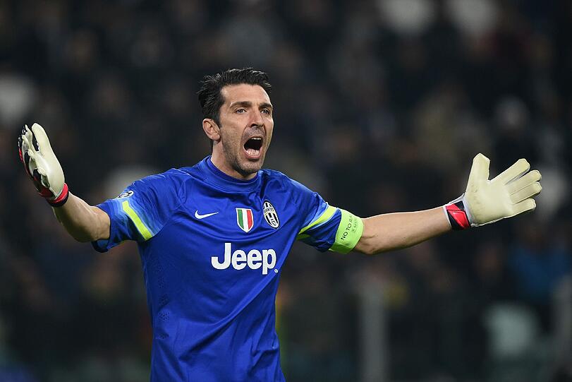 TOR: Gianluigi Buffon: Alter: 37 Jahre. aktueller Verein: Juventus Turin. Kam 2001 für 58 Millionen zur "alten Dame". Eine Torwart-Legende. Weltmeister mit Italien 2006 - im Berliner Olympiastadion. UEFA-Cupsieger mit Parma 1999, unter anderem 6-maliger italienischer Meister.