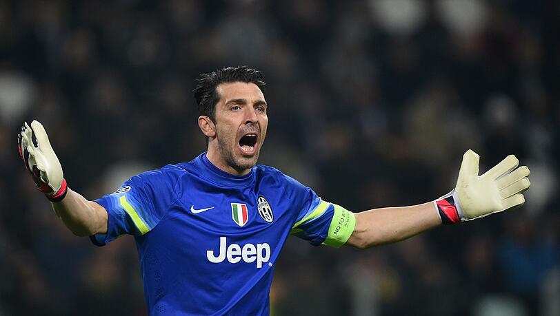 TOR: Gianluigi Buffon: Alter: 37 Jahre. aktueller Verein: Juventus Turin. Kam 2001 für 58 Millionen zur "alten Dame". Eine Torwart-Legende. Weltmeister mit Italien 2006 - im Berliner Olympiastadion. UEFA-Cupsieger mit Parma 1999, unter anderem 6-maliger italienischer Meister.