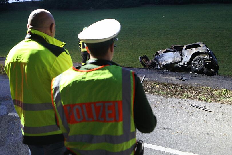 Zwei junge Männer sind mit ihrem Mini-Cooper frontal in einem Baum gekracht. Das Auto ging sofort in Flammen auf, die beiden 20-Jährigen verbrannten. Die Bilder.