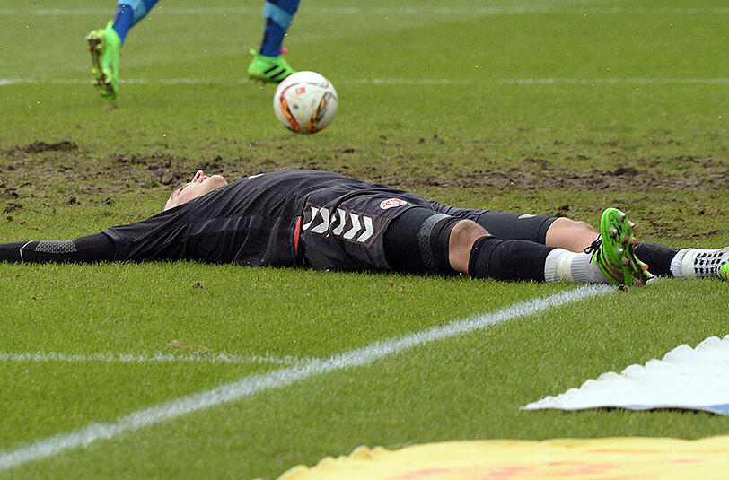 Enttäuschung pur: Philipp Ziereis vom FC St. Pauli liegt nach dem 0:2 gegen Heidenheim auf dem Rasen.