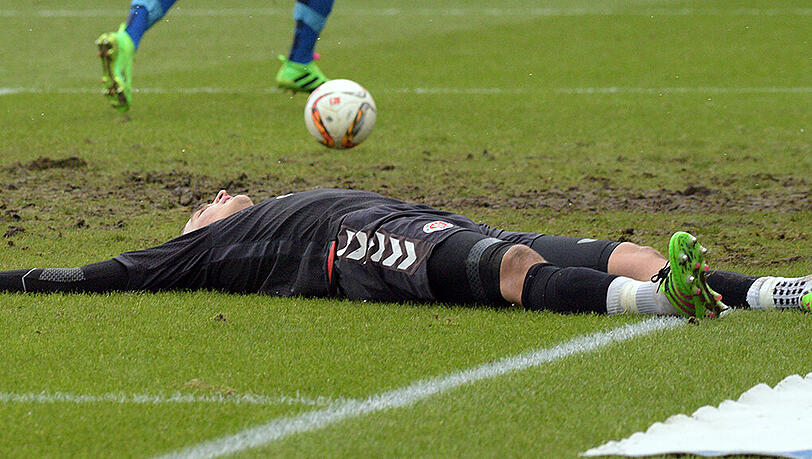 Enttäuschung pur: Philipp Ziereis vom FC St. Pauli liegt nach dem 0:2 gegen Heidenheim auf dem Rasen. Enttäuschung pur: Philipp Ziereis vom FC St. Pauli liegt nach dem 0:2 gegen Heidenheim auf dem Rasen.