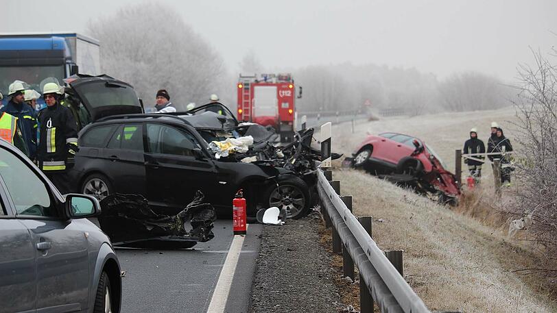 Am Donnerstagmorgen stießen zwei Autos auf einer Bundesstraße frontal zusammen. Beide Fahrer starben noch am Unfallort. Die Bilder des Unfalls.