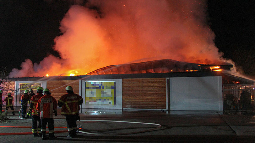 Der Supermarkt ist ausgebrannt, der Sachschaden enorm. Die Bilder vom Feuerwehreinsatz in Kirchdorf am Inn.