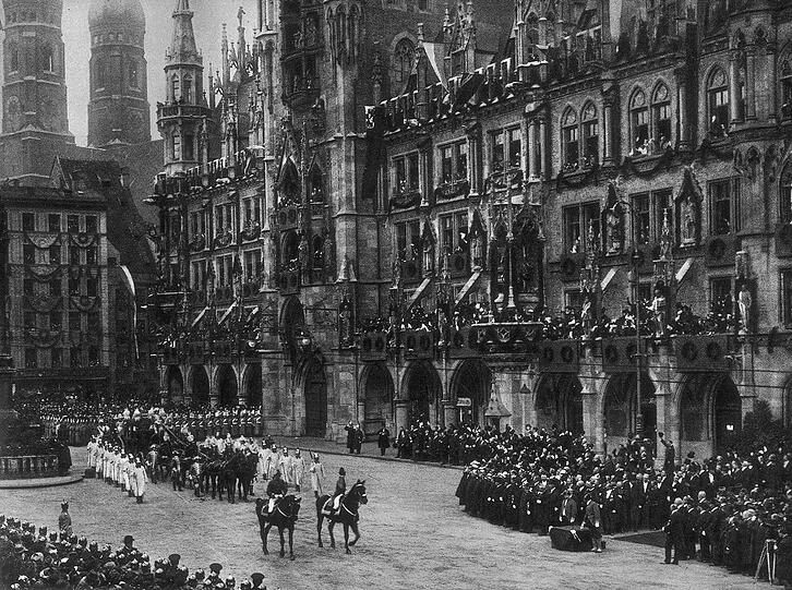 1913: Ein Bild vom feierlichen Krönungszug Ludwigs III. von Bayern über den Marienplatz.