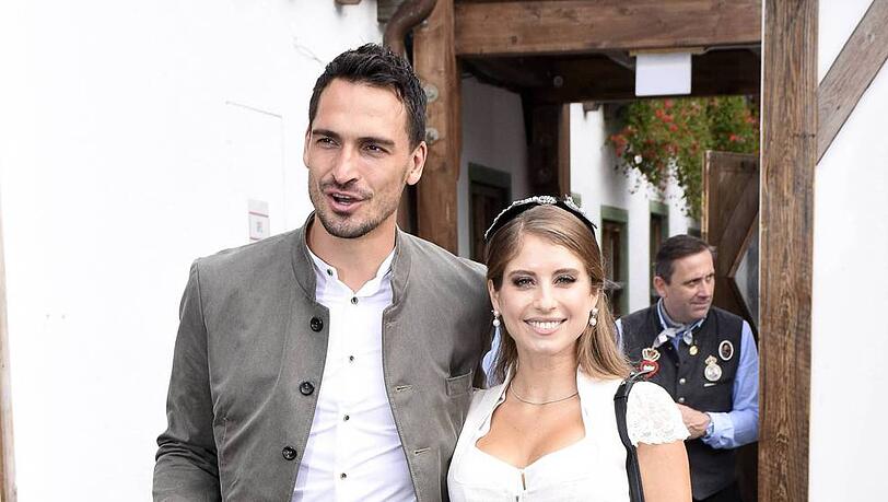 Das perfekte Dirndl-Dekolleté - Cathy Hummels weiß, wie das geht Das perfekte Dirndl-Dekolleté - Cathy Hummels weiß, wie das geht