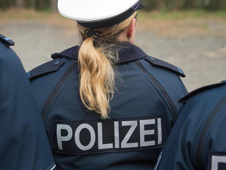 Auf der Jacke einer Auszubildenden ist der Schriftzug "Polizei" zu sehen. Foto: Stefan Sauer/Archiv