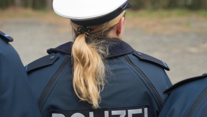 Auf der Jacke einer Auszubildenden ist der Schriftzug "Polizei" zu sehen. Foto: Stefan Sauer/Archiv Auf der Jacke einer Auszubildenden ist der Schriftzug "Polizei" zu sehen. Foto: Stefan Sauer/Archiv
