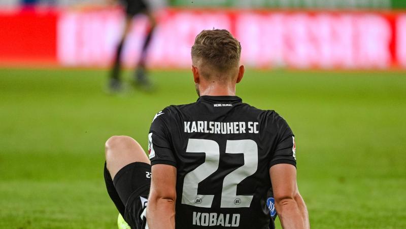 Christoph Kobald sitzt nach dem mit 2:1 verlorenen Spiel gegen Regensburg enttäuscht auf dem Rasen. Foto: Armin Weigel/dpa Christoph Kobald sitzt nach dem mit 2:1 verlorenen Spiel gegen Regensburg enttäuscht auf dem Rasen. Foto: Armin Weigel/dpa