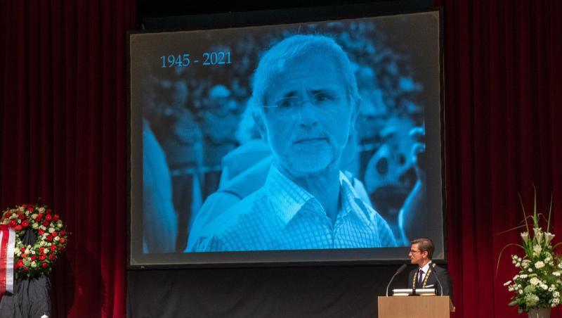 Oberbürgermeister David Wittner (Freie Wähler) spricht im Stadtsaal Klösterle vor einem Bild Gerd Müllers.