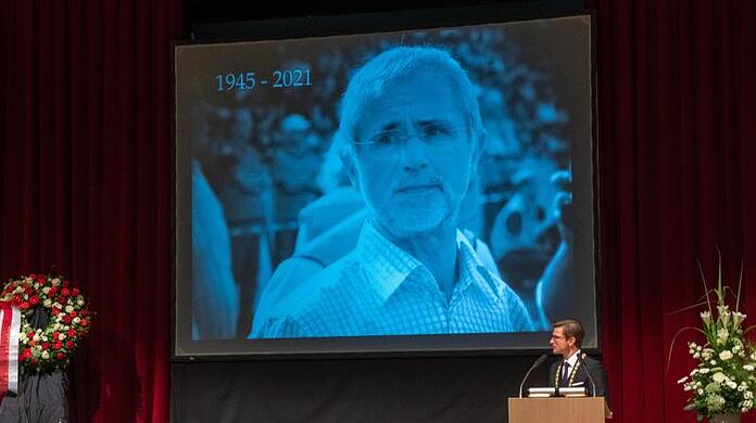 Oberbürgermeister David Wittner (Freie Wähler) spricht im Stadtsaal Klösterle vor einem Bild Gerd Müllers.