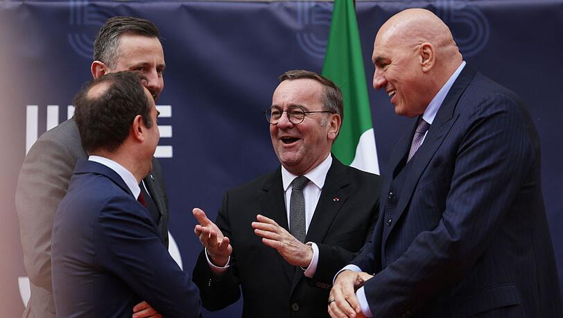Italiens Verteidigungsminister Guido Crosetto (rechts) bei einem Treffen mit Verteidigungsminister Boris Pistorius (Mitte). (Foto: Archiv)
