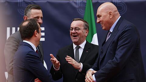 Italiens Verteidigungsminister Guido Crosetto (rechts) bei einem Treffen mit Verteidigungsminister Boris Pistorius (Mitte). (Foto: Archiv)