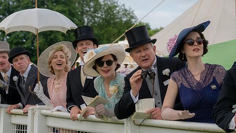 Die Familie standesgemäß beim Pferderennen in Ascot: Lady Edith (Laura Carmichael, mit Schirm, von links), Bertie Hexham (Harry Hadden-Paton), Cora Crawley (Elizabeth McGovern), Robert Crawley (Hugh Bonneville) und Lady Mary (Michelle Dockery)