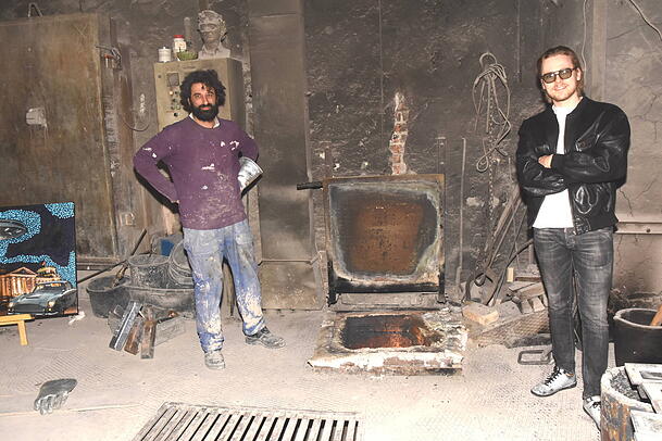 Hier bekommen unvergängliche Werke ihren letzten Schliff: Betreiber und Kunstgießer Aslan Göktepe vor dem bis zu 1200 Grad heißen Ofen mit dem coolen, zeitgenössischen Maler Max Mavior. Hier bekommen unvergängliche Werke ihren letzten Schliff: Betreiber und Kunstgießer Aslan Göktepe vor dem bis zu 1200 Grad heißen Ofen mit dem coolen, zeitgenössischen Maler Max Mavior.