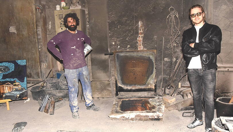 Hier bekommen unverg&auml;ngliche Werke ihren letzten Schliff: Betreiber und Kunstgie&szlig;er Aslan G&ouml;ktepe vor dem bis zu 1200 Grad hei&szlig;en Ofen mit dem coolen, zeitgen&ouml;ssischen Maler Max Mavior.