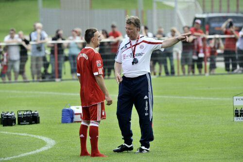 Louis van Gaal (re.) fällt es weiter schwer, Franck Ribéry richtig einzuschätzen. Der Franzose kann noch immer nicht ins Mannschaftstraining einsteigen.