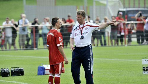 Louis van Gaal (re.) fällt es weiter schwer, Franck Ribéry richtig einzuschätzen. Der Franzose kann noch immer nicht ins Mannschaftstraining einsteigen. Louis van Gaal (re.) fällt es weiter schwer, Franck Ribéry richtig einzuschätzen. Der Franzose kann noch immer nicht ins Mannschaftstraining einsteigen.