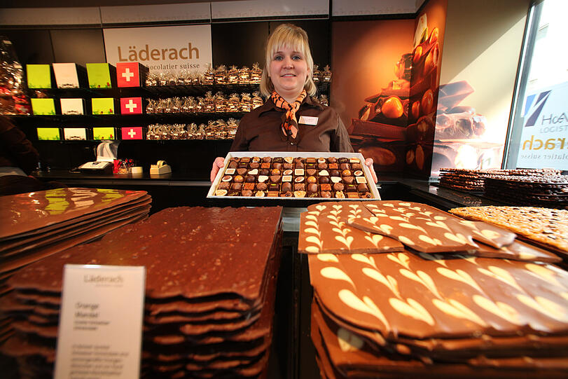 Schoko-Chefin Jenna Herron zeigt ihren süßen Schätze: In der Breiten Gasse haben Naschkatzen jetzt einen neuen Anlaufpunkt.