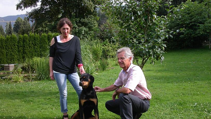 Das Paar musste Rottweilerhündin Mona ins Tierheim bringen - weil sie sich die Hundesteuer nicht mehr leisten konnten. Das Paar musste Rottweilerhündin Mona ins Tierheim bringen - weil sie sich die Hundesteuer nicht mehr leisten konnten.