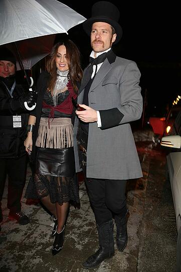 Gewohnt elegant, diesmal mit Zylinder und in einem Anzug aus dem 19. Jahrhundert: Xabi Alonso mit stilechtem Bart. Ehefrau Nagore Arambur ist die schöne Frau an seiner Seite
