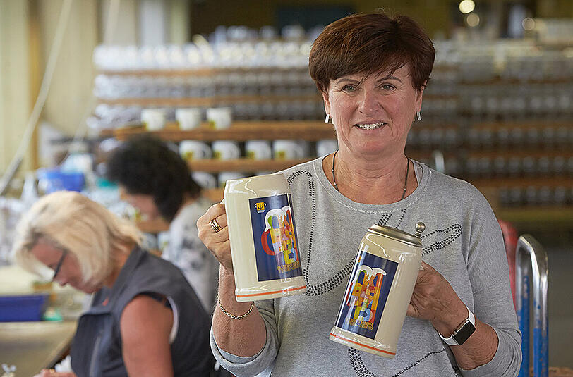 Sabine Sahm, Inhaberin des Trinkgefäß-Herstellers Rastal produziert die Wiesn-Krüge - und zwar im Westerwald.