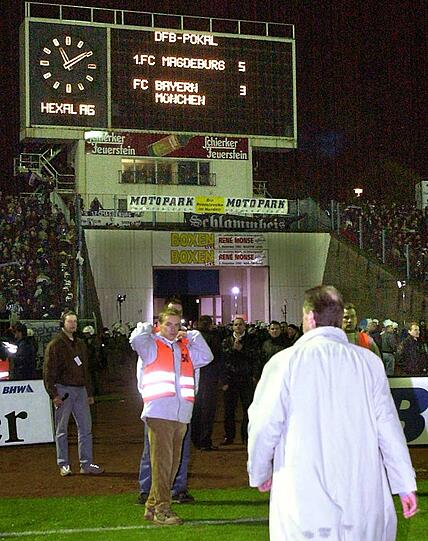 Für FCB-Trainer Ottmar Hitzfeld endete die Saison dennoch erfolgreich - die Bayern gewannen die Meisterschaft und die Champions League. In dieser waren sie im Finale gegen Valencia erfolgreich - da klappte es mit dem Elfmeterschießen besser!