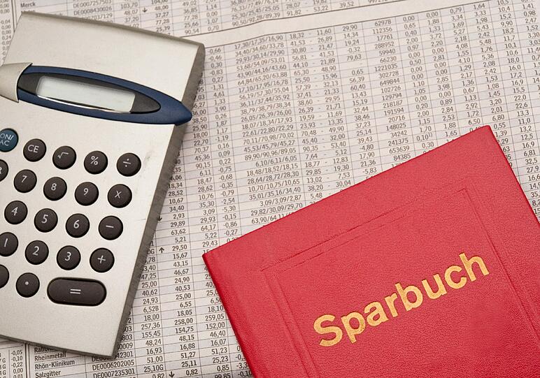 Sparbuch: Der einstige Liebling der Sparer wirft ebenso wie das Tagesgeld nichts mehr ab. Die Zinspolitik ist für Verbraucher, die in sichere Anlageprodukte investieren, also kritisch. Experten raten, Ersparnisse anders zu verteilen. Wer Rendite will, sollte Mut aufbringen und etwa mehr in Aktien investieren. Wichtig: Auf lange Zeit anlegen, um Kursverluste aussitzen zu können.