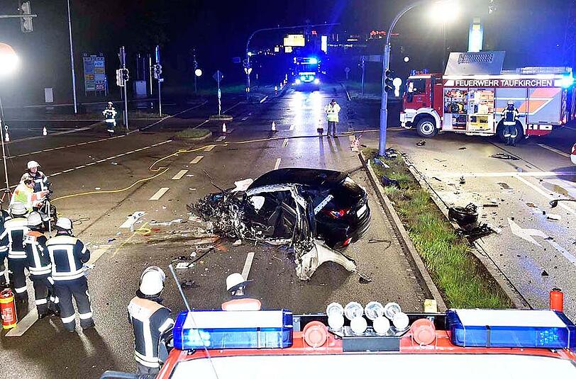 Die Straße gleicht einem Trümmerfeld: Ein 48-jähriger Mann raste mit seinem Wagen gegen einen Ampelmasten. Einen Tag später starb er im Krankenhaus.